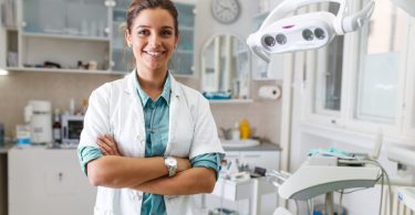 A importância do médico dentista na equipa de tratamento de cancro