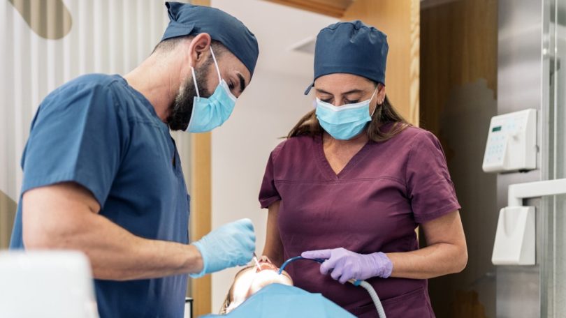 Espanha prevê crescimento de 21% no número de médicos dentistas até 2030